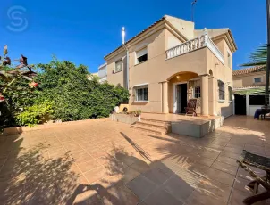 CHALET ADOSADO CON AMPLIA PARCELA