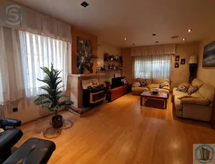Dúplex triplex en Santa M de Gracia, con 202 m² construidos.