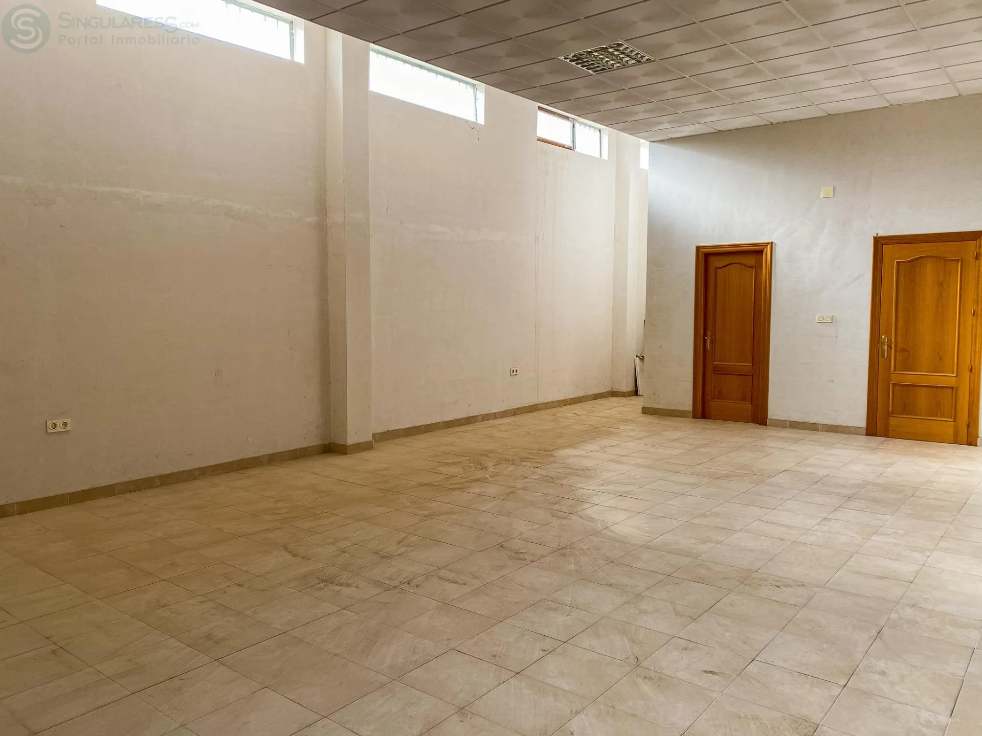Comprar instalaciones, naves industriales... de 225m² en Cieza