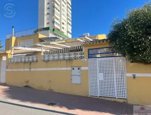 Chalet adosado en Cala de Finestrat, con 106 m² construidos.