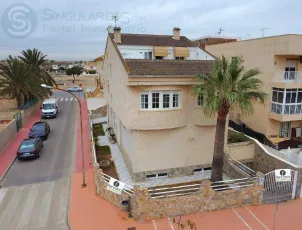 Se vende precioso chalet en Santiago de la Ribera con amplio sótano, jardín y terraza