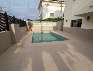 Chalet en Oliva Nova, con 215 m² construidos.