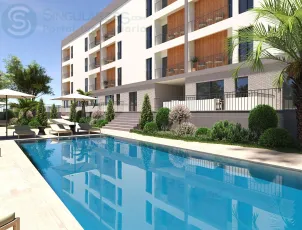 Vivienda B Escalera III Planta Primera con jardines y piscina en zonas comunes, con terraza y balcón dando a la piscina
