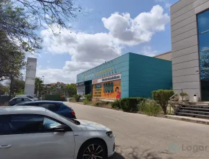 Local bajo en Avenida Ciclista Mariano Rojas, con 230 m² construidos.