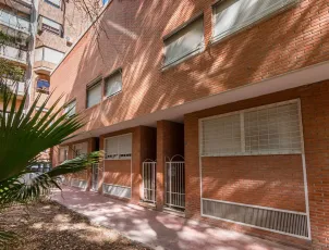 Amplia vivienda de 4 dormitorios con terraza en Santa María de Gracia