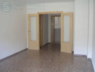 Piso sin amueblar de 4 dormitorios y 2 baños.