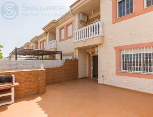 AMPLIO DUPLEX DE 4 DORMITORIOS CON PORCHE SOTANO Y GARAJE RESIDENCIAL EL MIRADOR
