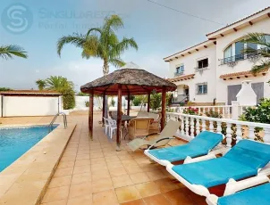 Amplia villa de 4 dormitorios con piscina, solárium y posibilidad de apartamento independiente