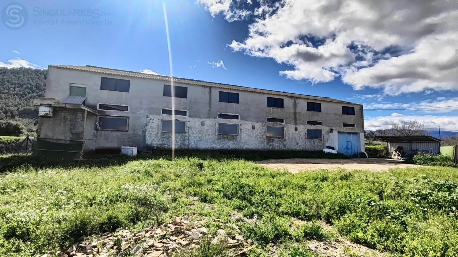 Comprar instalaciones, naves industriales... de 1250m² en Pliego