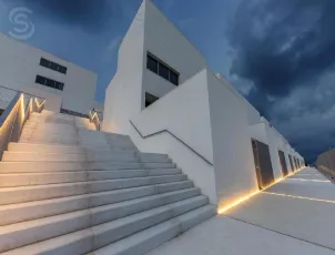 Vivienda de diseño con techos altos, luz natural y piscina en entorno privilegiado.