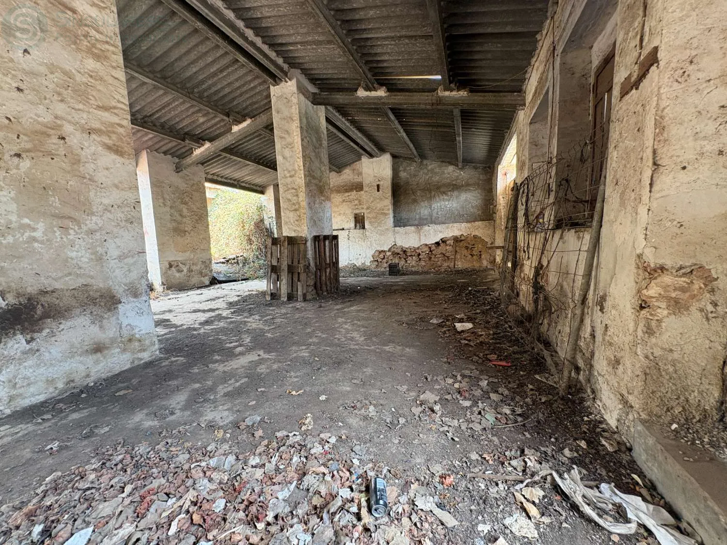 Comprar instalaciones, naves industriales... de 1000m² en Pliego