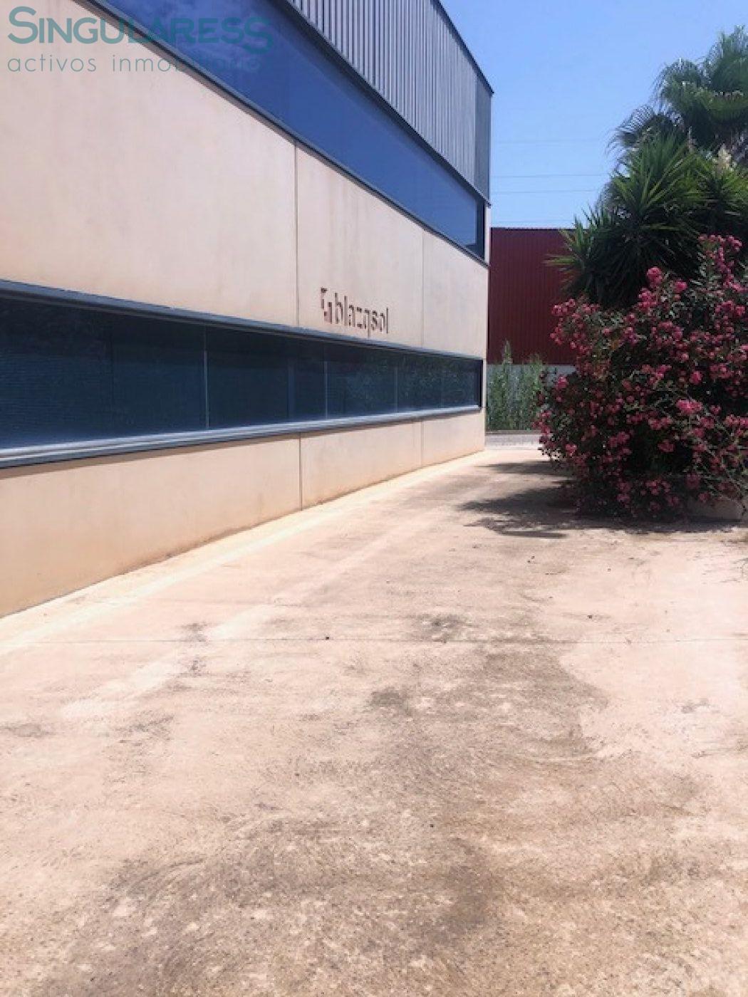 Comprar instalaciones, naves industriales... de 700m² en Cartagena