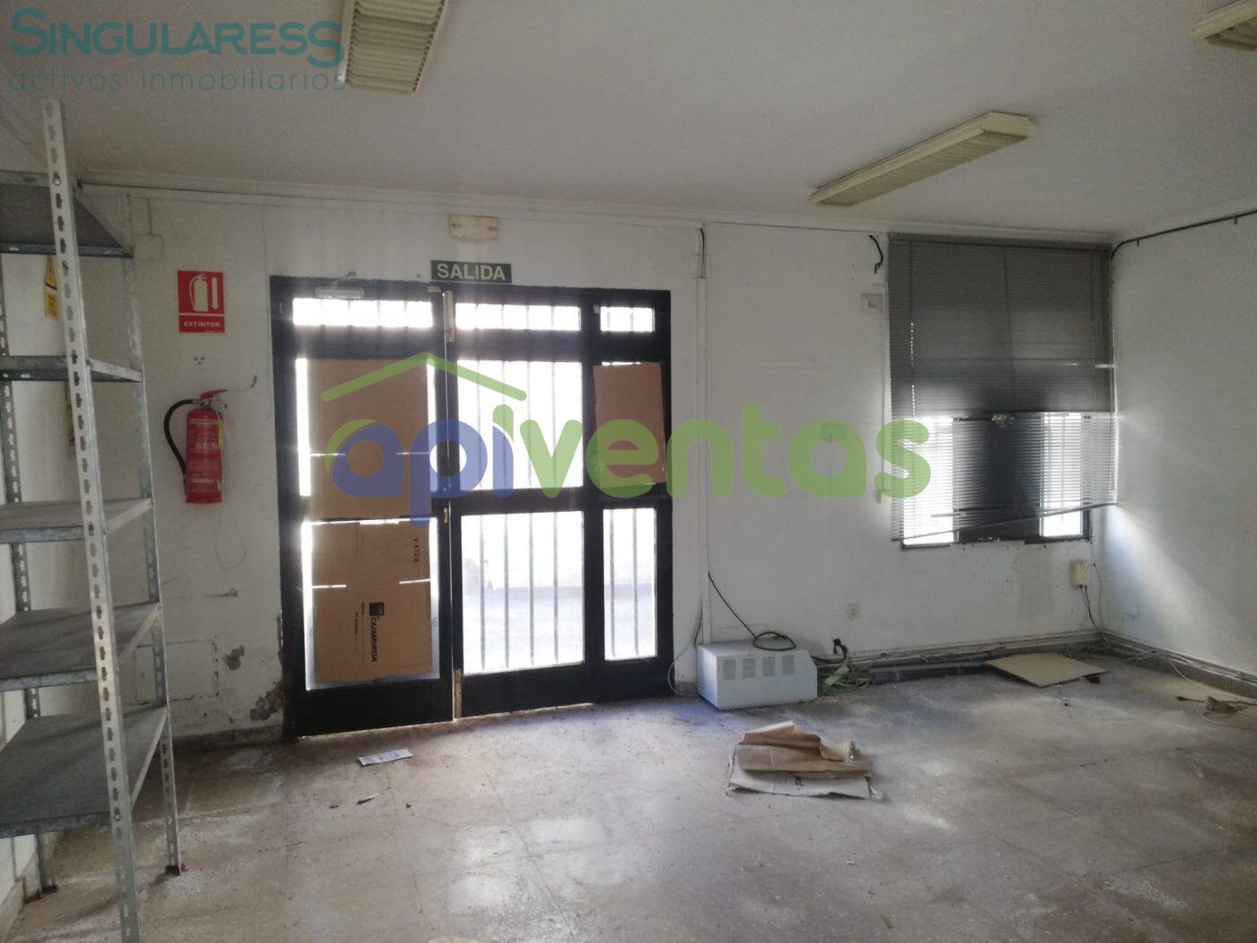 Comprar instalaciones, naves industriales... de 70m² en Lorca