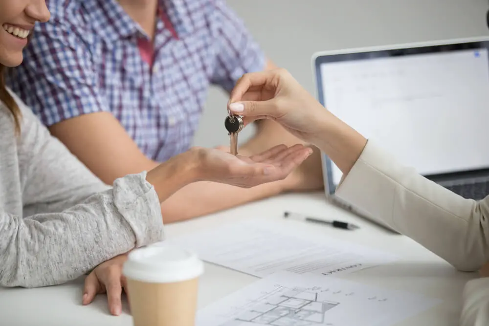 Beneficios de comprar una casa con una agencia inmobiliaria: Ahorra tiempo y esfuerzo